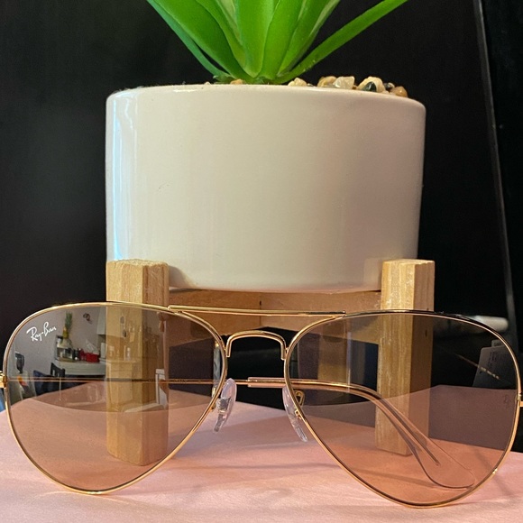 Ray-Ban Accessories - 🆕New Large Ray Ban Aviator Sunglasses Gold Pink